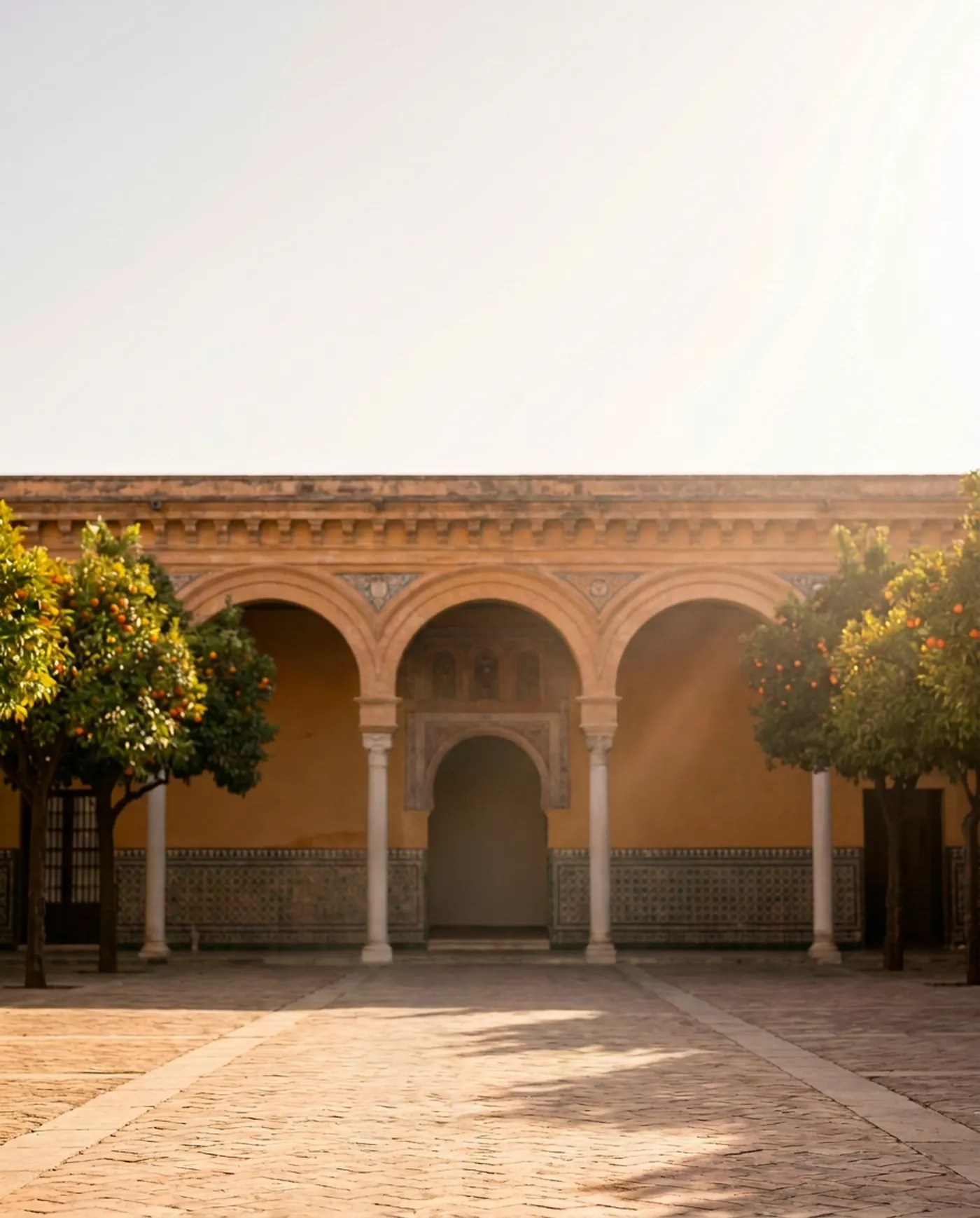Patio andaluz con naranjos y arcadas